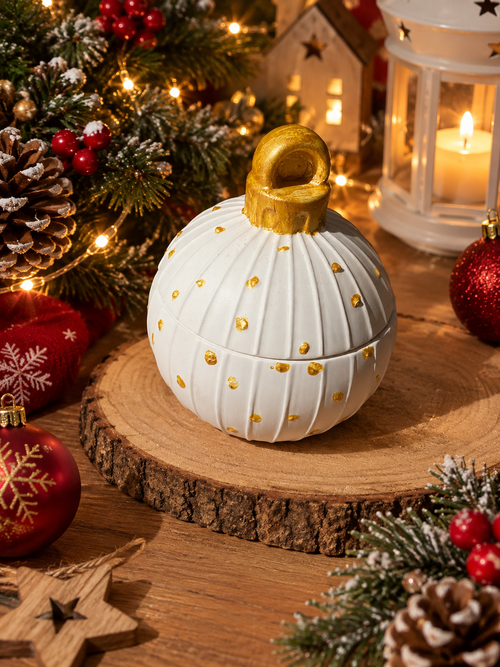 Boule de Noël en jesmonite ouverte avec plante