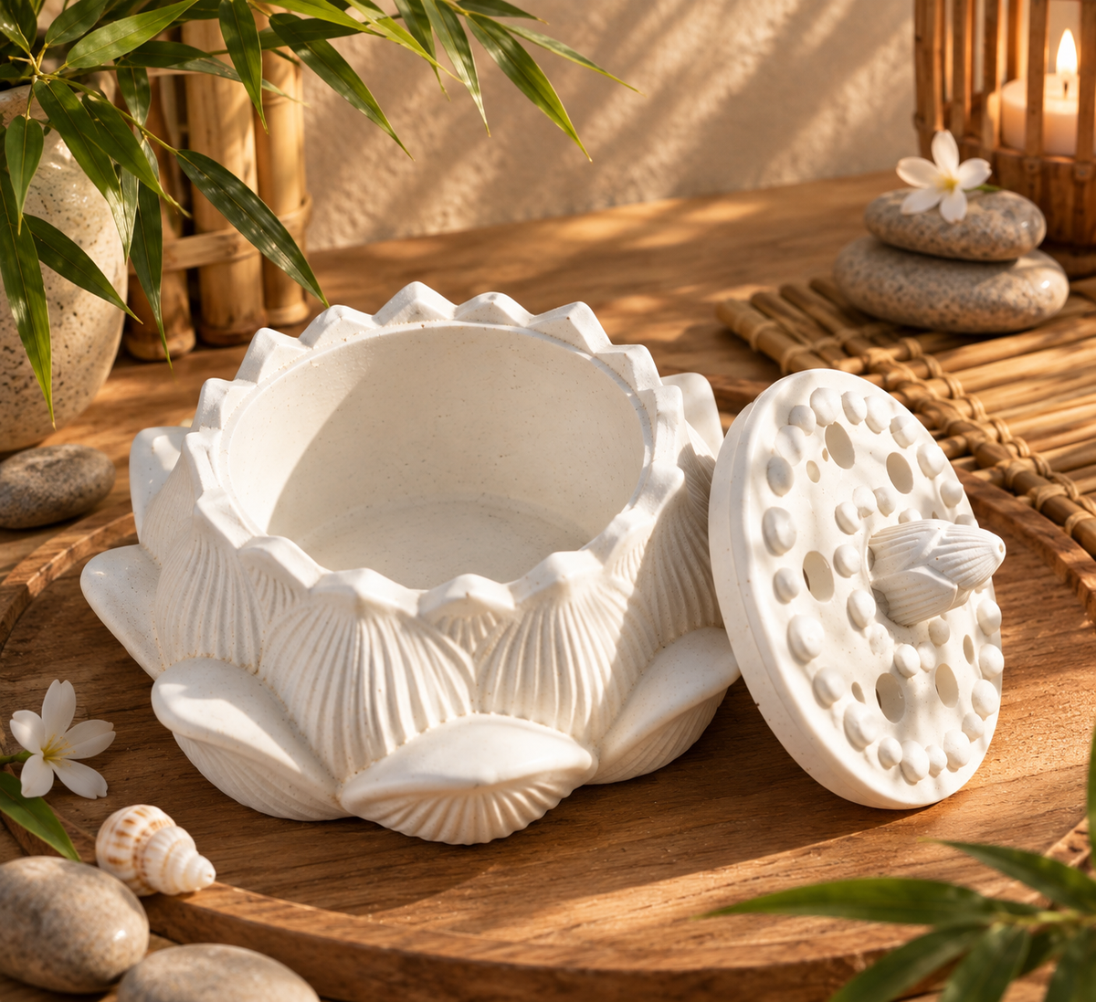 Porte-encens en forme de fleur de lotus en jesmonite blanc avec couvercle texturé