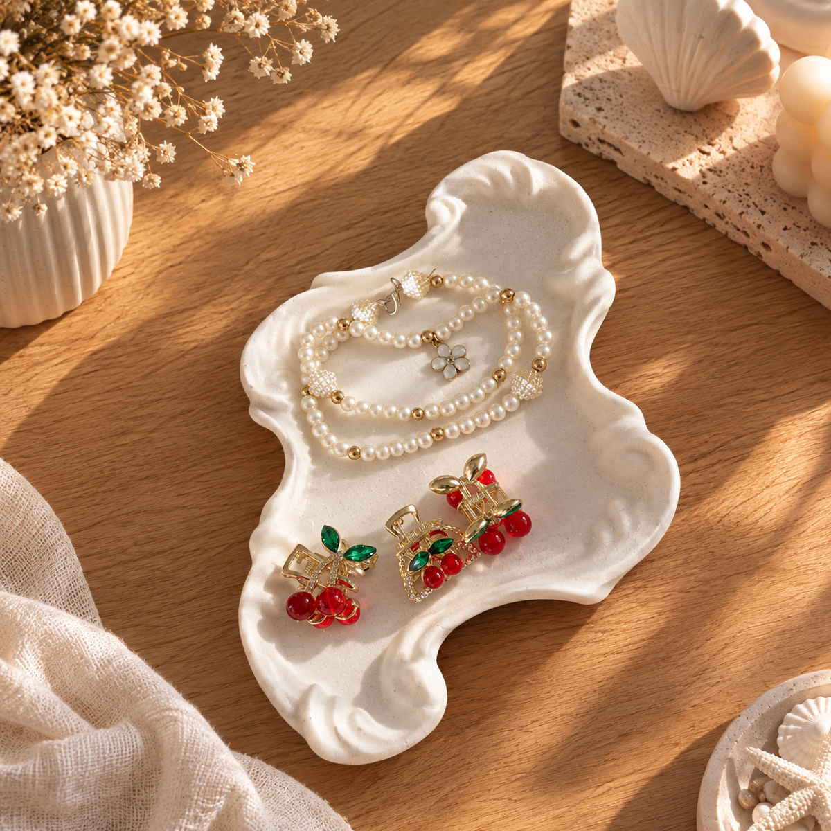 Plateau Élégance en jesmonite blanc aux contours organiques ondulés avec bijoux