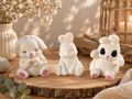 Trio de figurines lapins et panda en jesmonite blanc avec détails roses et noirs