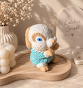 Figurine lapin en jesmonite avec pull turquoise et œil bleu